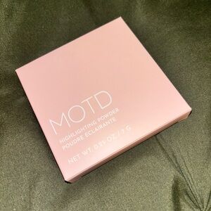 Radiant Glow: MOTD Highlighting Powder in Gold